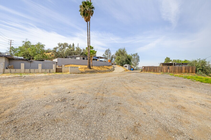 2981 S La Cadena Dr, Colton, CA à vendre - Photo du bâtiment - Image 2 de 23