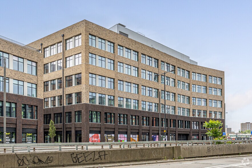 3 Sugar House Ln, Londres à louer - Photo du bâtiment - Image 1 de 19