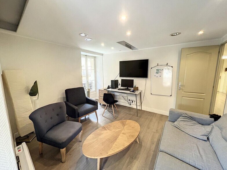8 Rue De La République, Avignon for lease - Interior Photo - Image 1 of 9