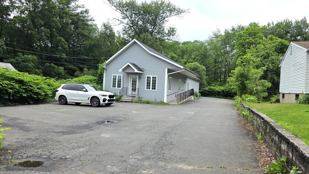 353 Main St, Terryville, CT à louer - Photo du bâtiment - Image 1 de 3