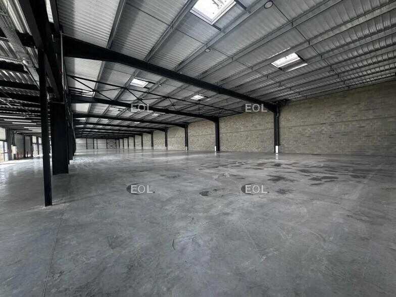 Flex in Avrainville for lease - Interior Photo - Image 3 of 5