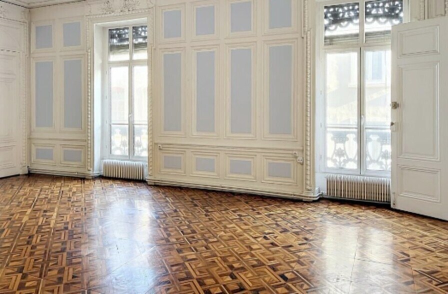 Multifamily in Lyon for sale - Interior Photo - Image 2 of 8