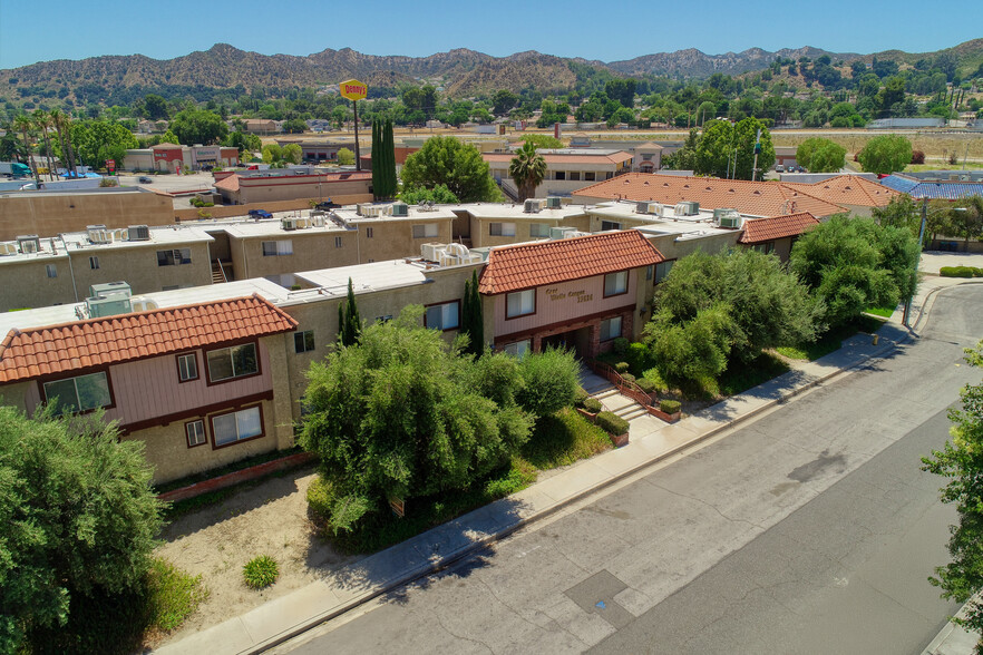 27614 Violin Canyon Rd, Castaic, CA à vendre - Photo du bâtiment - Image 3 de 13