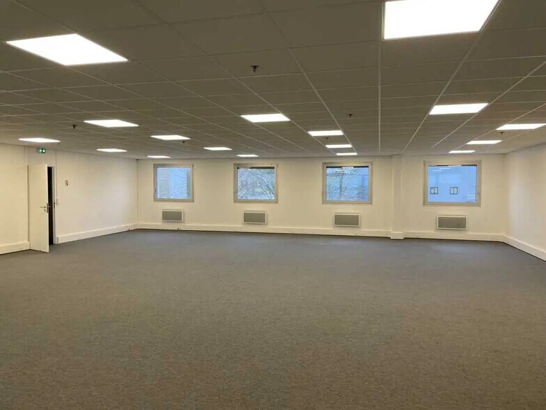 Office in Croissy-Beaubourg for lease - Interior Photo - Image 2 of 7