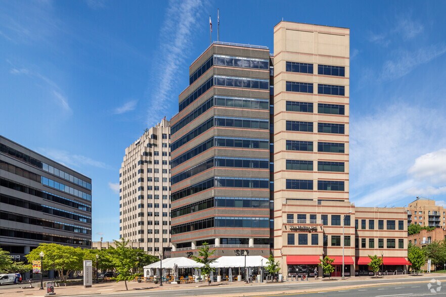 1110 N Glebe Rd, Arlington, VA à louer - Photo du bâtiment - Image 2 de 8