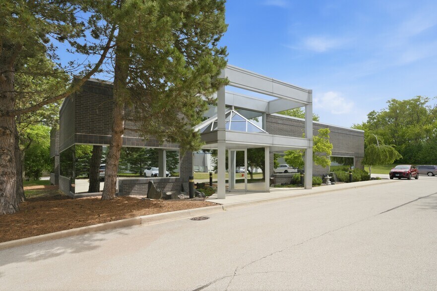 975 Campus Dr, Mundelein, IL for sale - Building Photo - Image 2 of 30