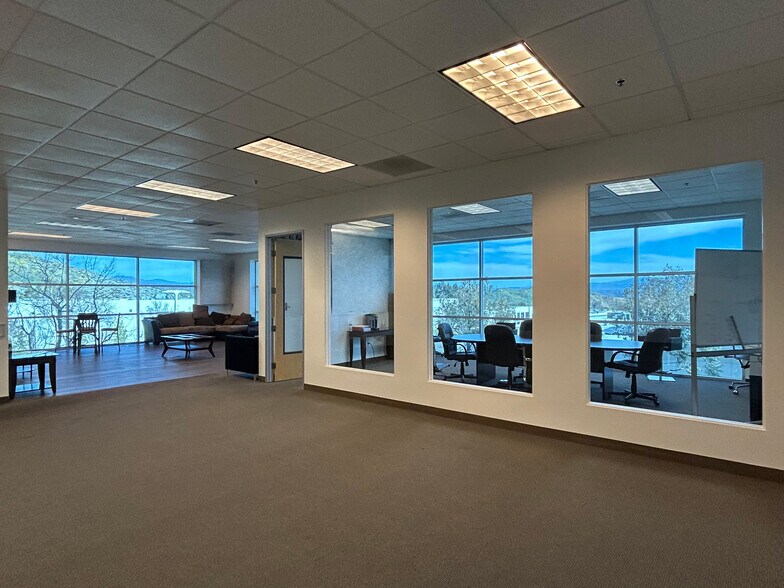 28470 Witherspoon Pky, Valencia, CA à louer - Photo du bâtiment - Image 2 de 7