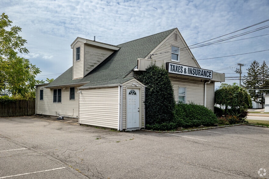 1469 Deer Park Ave, North Babylon, NY à louer - Photo du bâtiment - Image 3 de 5