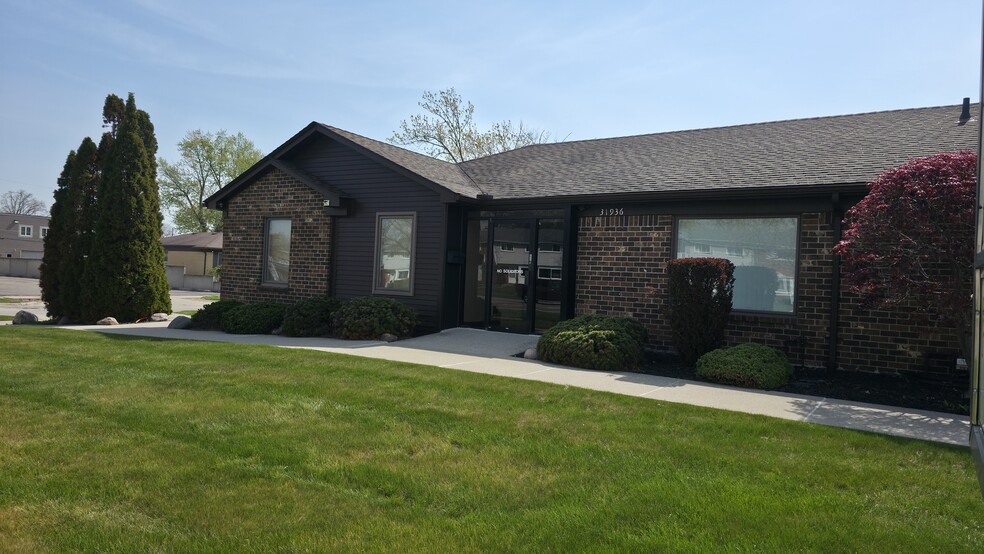 31930-31936 Harper Ave, Saint Clair Shores, MI for lease - Building Photo - Image 3 of 3