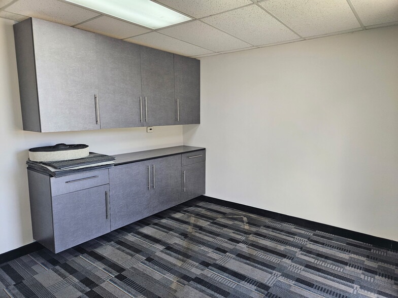28702-28722 Wall St, Wixom, MI for lease - Building Photo - Image 3 of 6