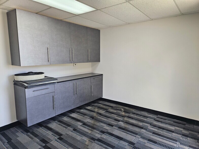 28702-28722 Wall St, Wixom, MI à louer - Photo du bâtiment - Image 3 de 6