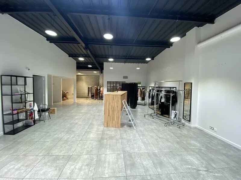 Retail in Saint-Jean-d'Illac for lease Interior Photo- Image 1 of 7