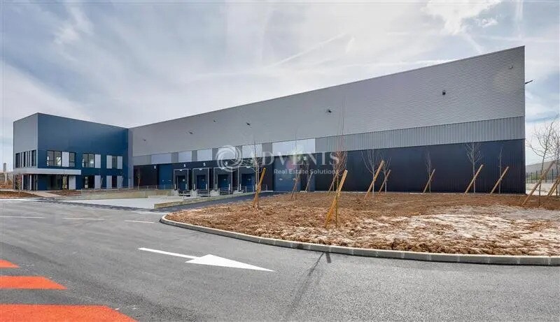Industrial in La Courneuve for lease - Building Photo - Image 2 of 11