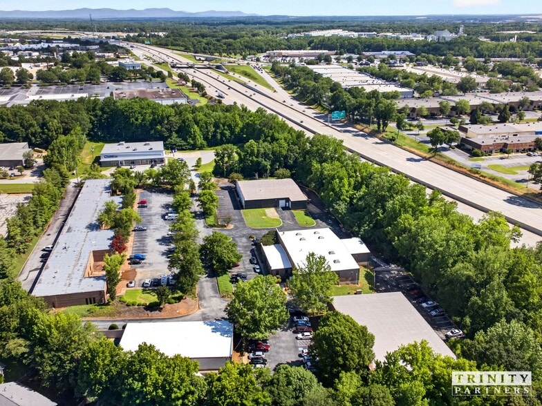 1100 Thousand Oaks Blvd, Greenville, SC for lease - Building Photo - Image 2 of 10