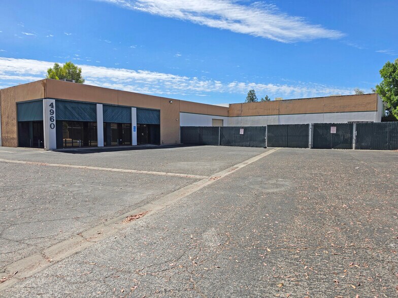 4960 E Yale Ave, Fresno, CA à vendre - Photo du bâtiment - Image 2 de 43