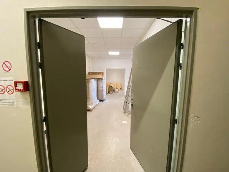 Flex in Vanves for lease - Interior Photo - Image 3 of 25