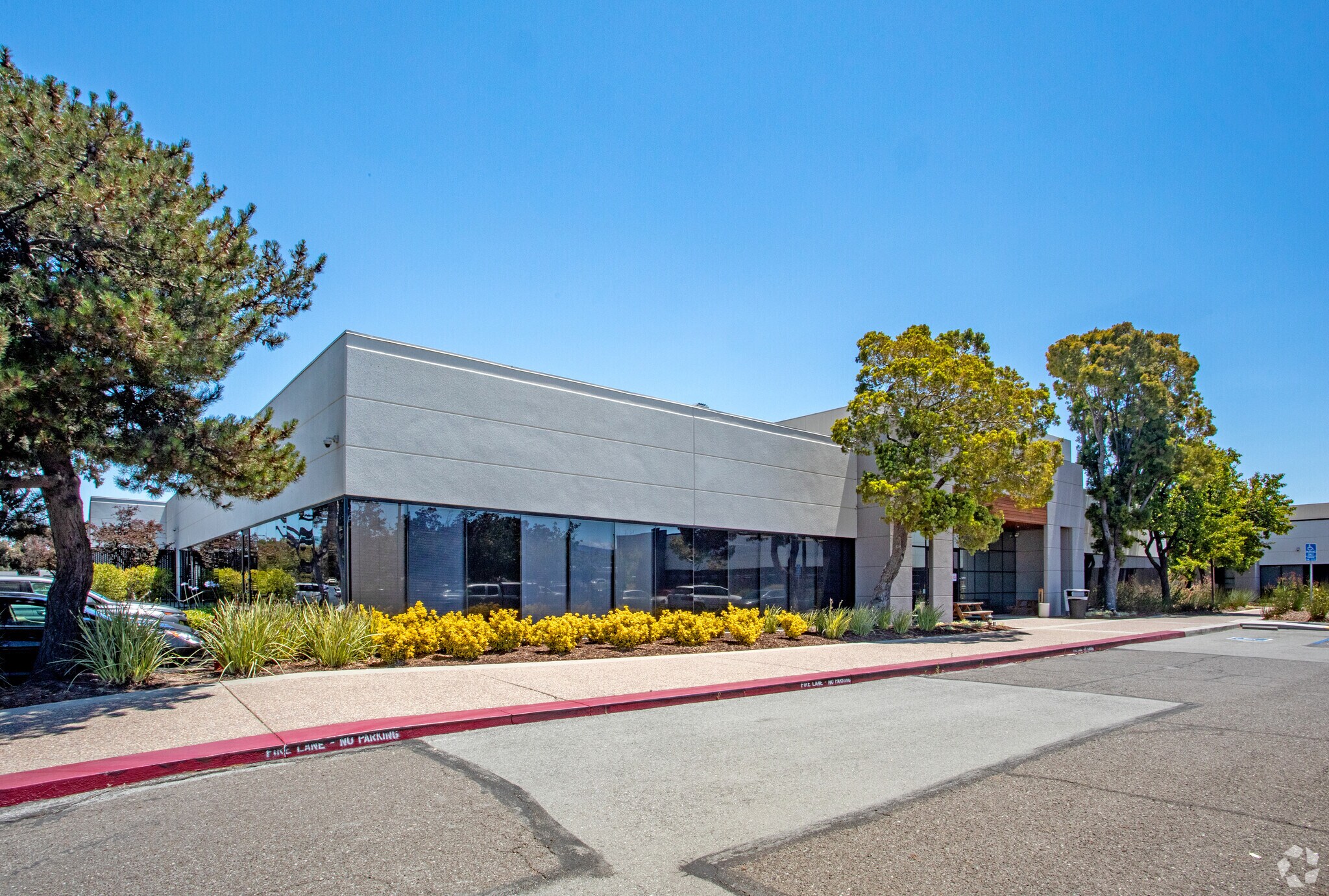 75 Shoreway Rd, San Carlos, CA à louer Photo du bâtiment- Image 1 de 3