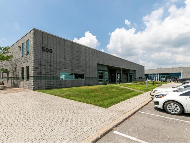 4510 Rhodes Dr, Toronto, ON à louer - Photo principale - Image 2 de 2