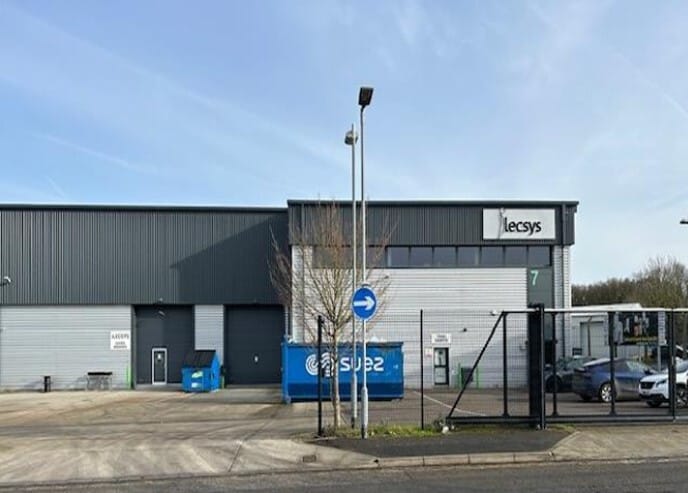 Davis Rd, Chessington à louer Photo du bâtiment- Image 1 de 1