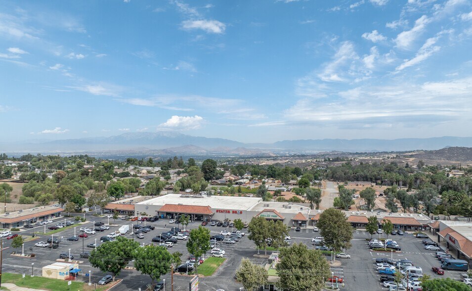17022-17736 Van Buren Blvd, Riverside, CA à louer - Photo du bâtiment - Image 3 de 9