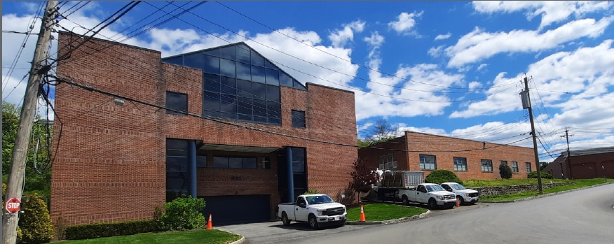 Warehouse and office at 1 Location portfolio of 2 properties for sale on LoopNet.ca Primary Photo- Image 1 of 3