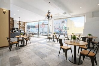 30-07 Astoria Blvd, Astoria, NY à louer Photo intérieure- Image 2 de 3