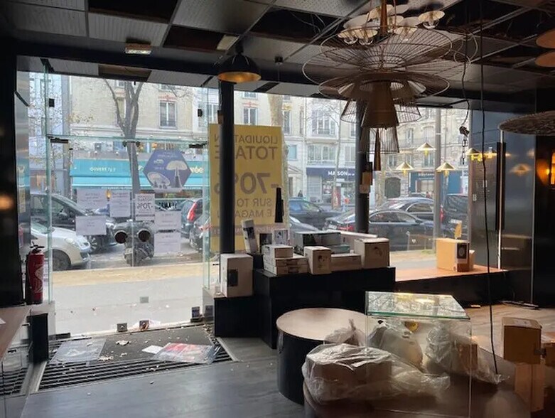 Retail in Paris for lease - Interior Photo - Image 2 of 11