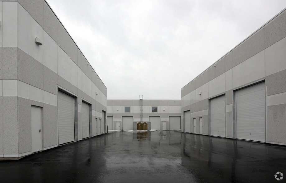 158 Don Hillock Dr, Aurora, ON for lease - Building Photo - Image 2 of 4