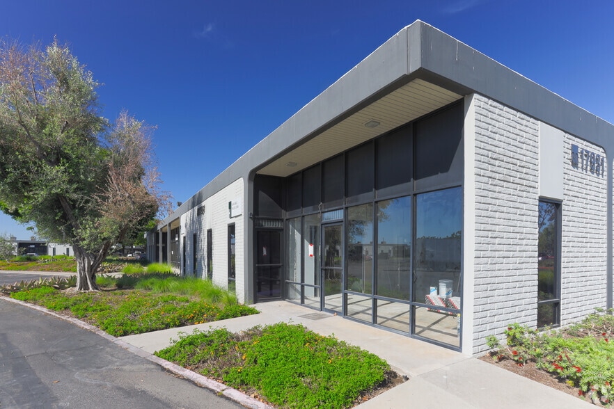 17931 Sky Park Cir, Irvine, CA for lease - Building Photo - Image 2 of 4