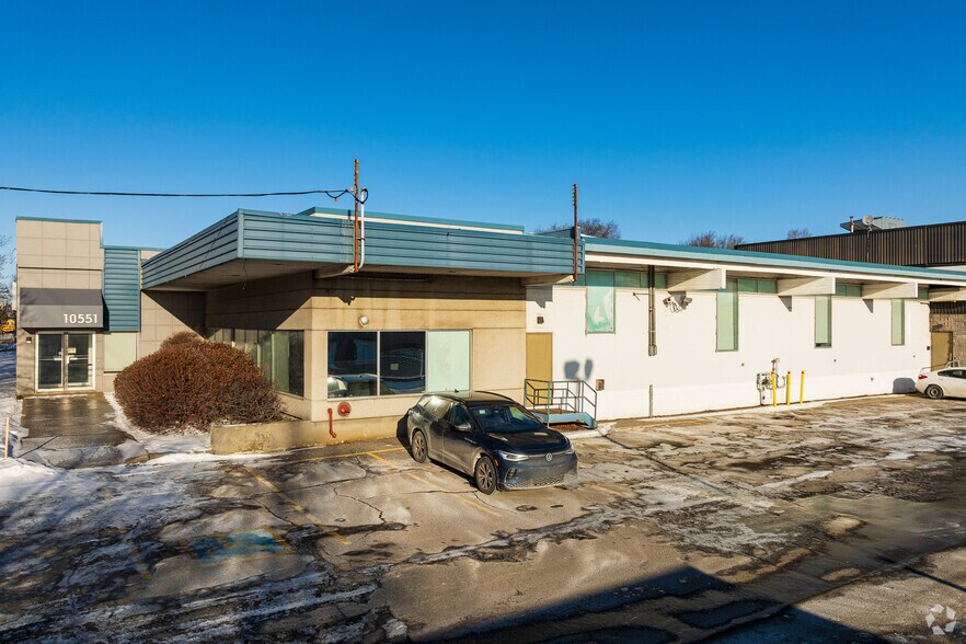 10551 Boul Ray-Lawson, Montréal, QC à louer - Photo du bâtiment - Image 3 de 4