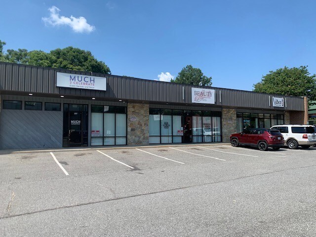 806 E Franklin Blvd, Gastonia, NC à louer - Photo du bâtiment - Image 2 de 13