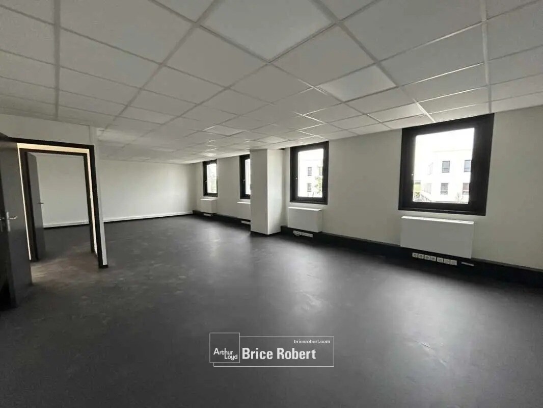 Flex in Dardilly for lease Interior Photo- Image 1 of 4