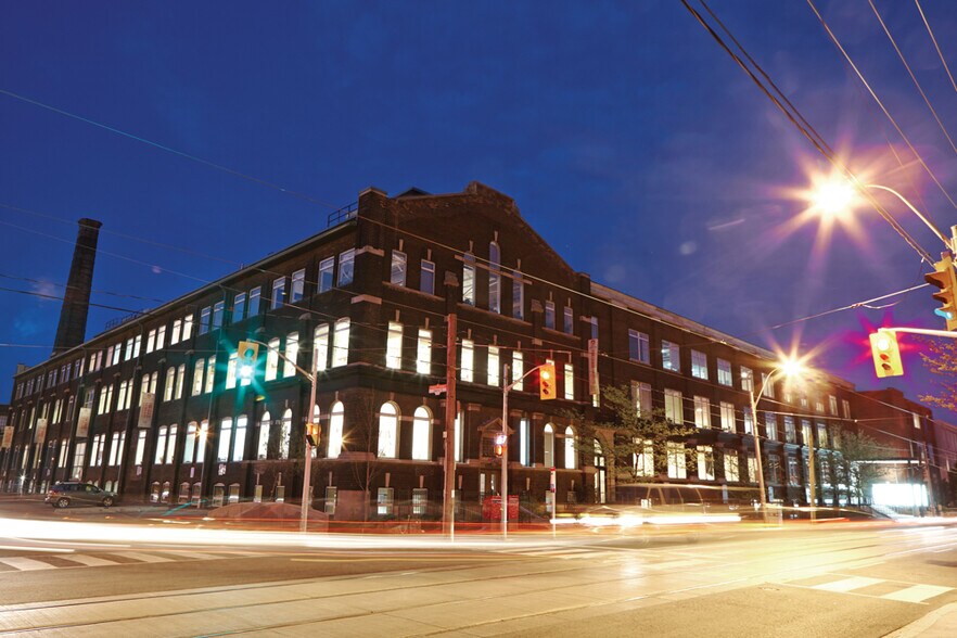 219 Dufferin St, Toronto, ON à louer - Photo du bâtiment - Image 1 de 38
