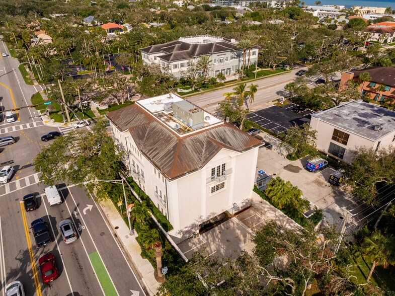 700 Beachland Blvd, Vero Beach, FL à louer - Photo du bâtiment - Image 2 de 10