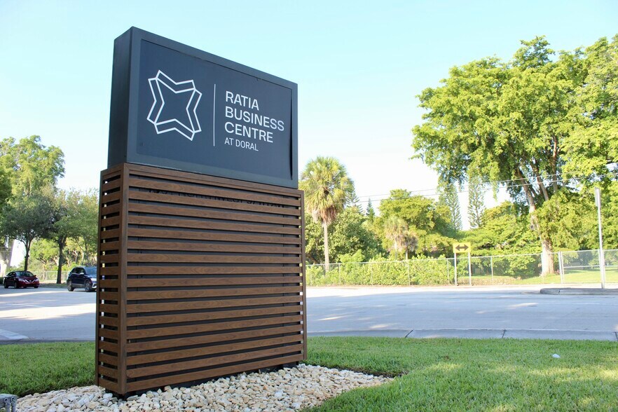4001 NW 97th Ave, Doral, FL à louer - Photo du bâtiment - Image 3 de 21