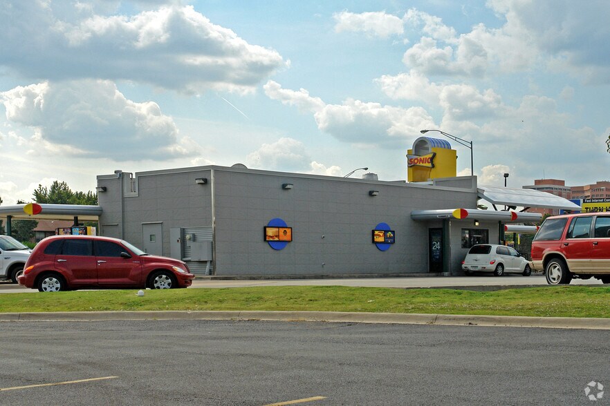 3015 Northwest Expy, Oklahoma City, OK à vendre - Photo du bâtiment - Image 2 de 2