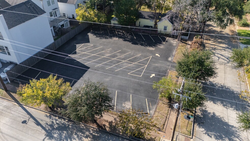 1920 N Memorial Way, Houston, TX à louer - Photo du bâtiment - Image 3 de 27