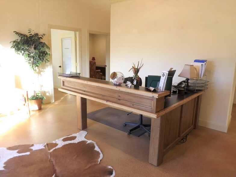 4449 Highway 90, Alleyton, TX for lease - Interior Photo - Image 2 of 11