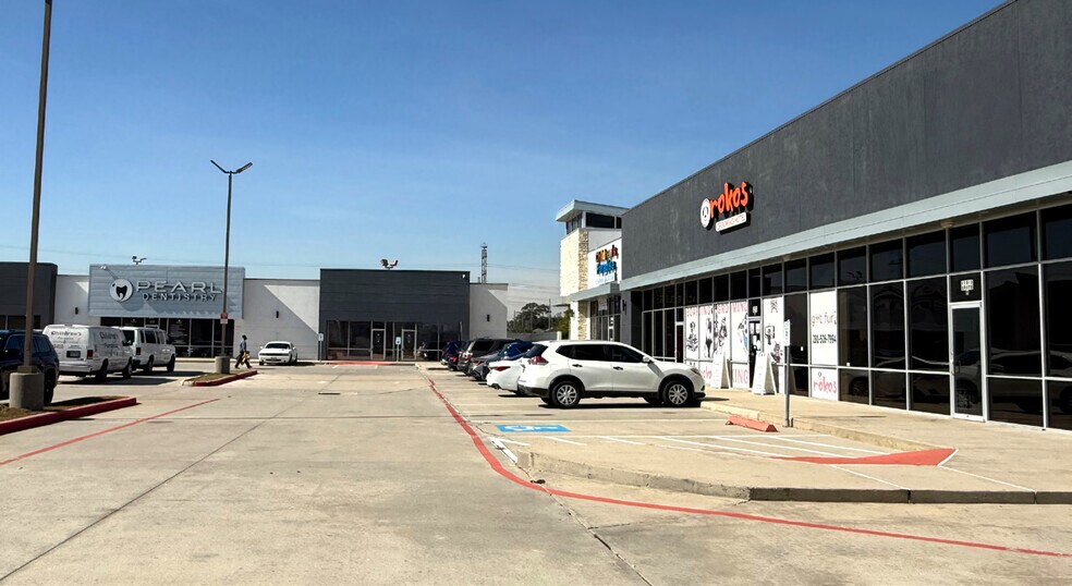 11501 N Sam Houston Pky E, Humble, TX à louer - Photo du bâtiment - Image 3 de 6