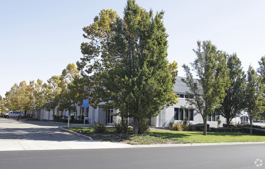 1813 Rutan Dr, Livermore, CA à vendre - Photo du bâtiment - Image 3 de 8