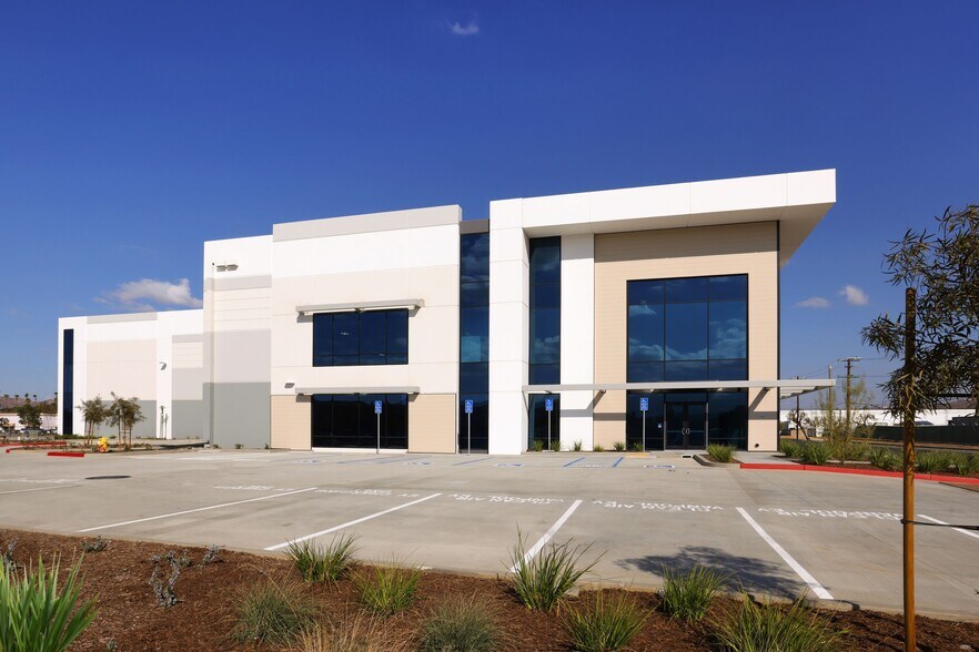 1645 Leeson Ln, Corona, CA for lease - Building Photo - Image 2 of 7