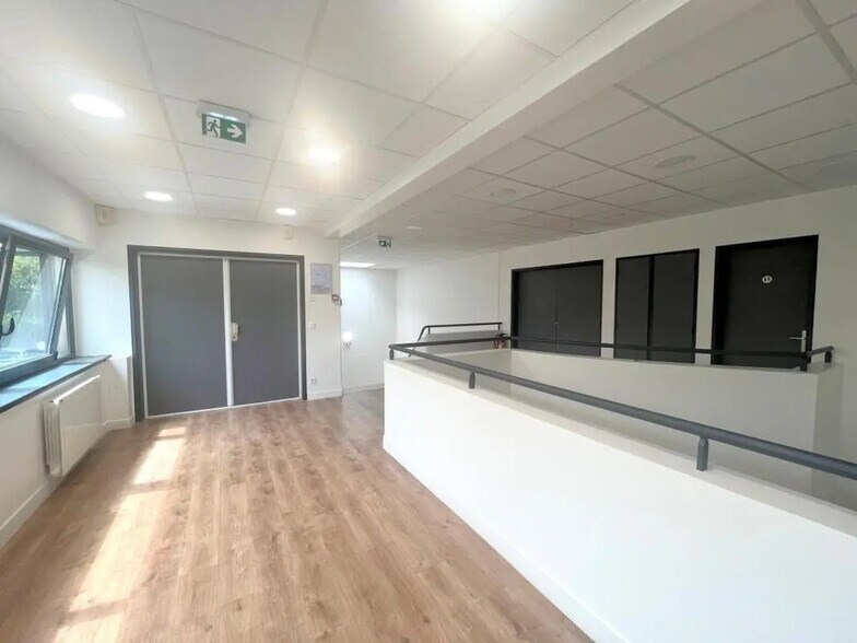 Office in Plaisir for lease - Interior Photo - Image 2 of 13