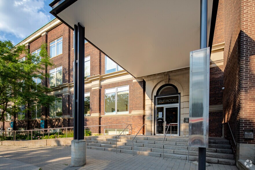 219 Dufferin St, Toronto, ON à louer - Photo du bâtiment - Image 2 de 9