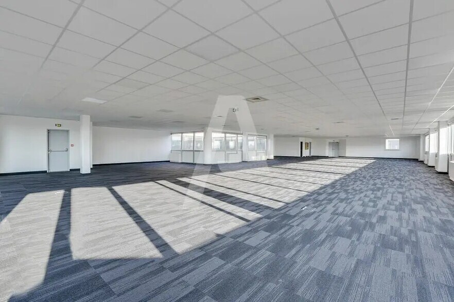 Flex in Les Ulis for lease - Interior Photo - Image 3 of 4