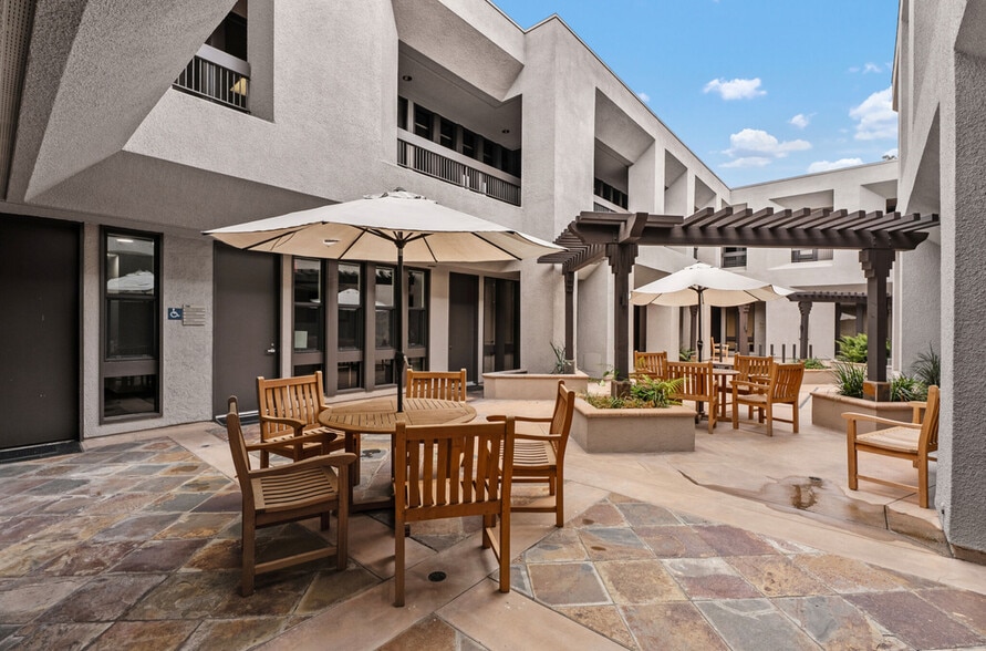 1101 Dove St, Newport Beach, CA à louer - Photo du bâtiment - Image 3 de 3