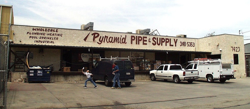 7423 Deering Ave, Canoga Park, CA for lease - Building Photo - Image 3 of 5