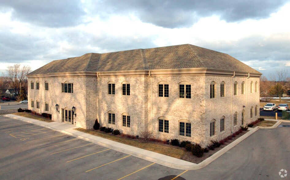 3033 W Layton Ave, Greenfield, WI à louer - Photo du bâtiment - Image 2 de 6
