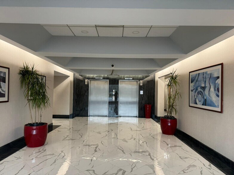 100 Davidson Ave, Somerset, NJ à louer - Hall d’entrée - Image 2 de 10