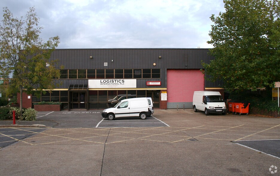 Lion Park Ave, Chessington à louer - Photo du bâtiment - Image 2 de 3