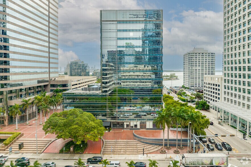 777 Brickell Ave, Miami, FL à louer - Photo du bâtiment - Image 3 de 16